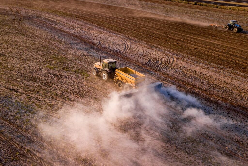 Processo de calagem no solo
