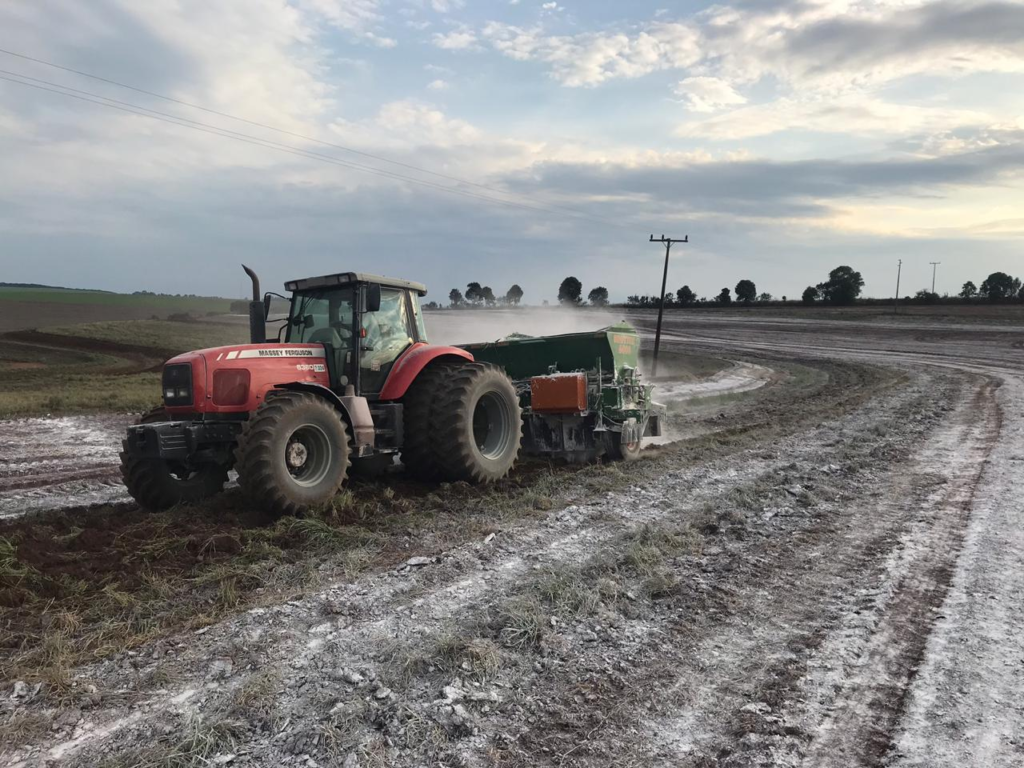 Aplicação de calcário para correção do solo. Fonte: Embrapa.