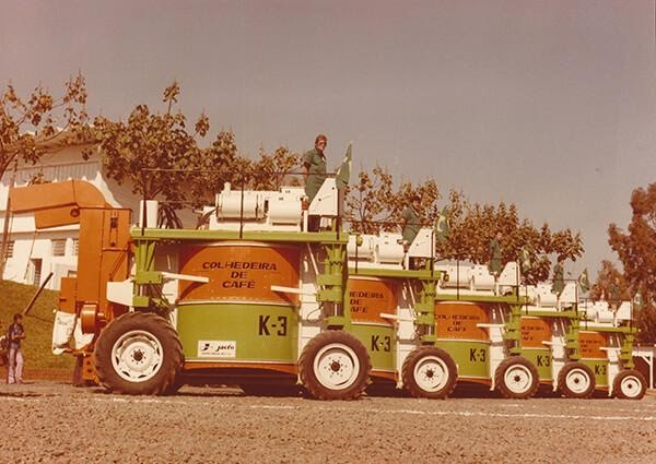Primeira colheitadeira de café do mundo: Jacto K-3. 