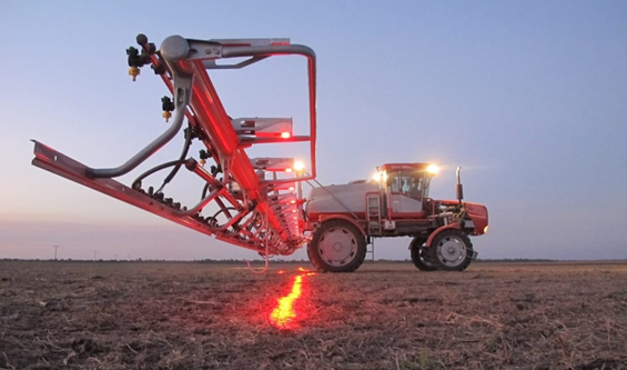 Trator com sistemas WEED-IT em campo.