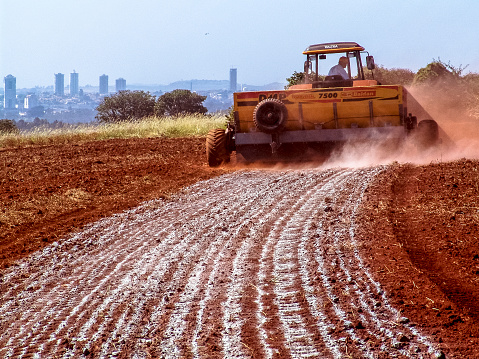 Aplicação de calcário mecanizada. Fonte: iStock.